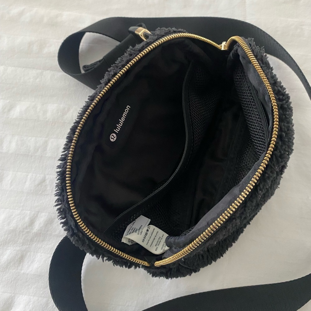 lululemon athletica Black Fleece Crossbody Bag - Picture 7 of 12